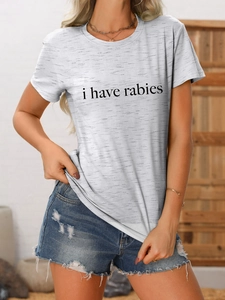 Détail de l'imprimé 'i have rabies' sur un t-shirt femme gris chiné à col rond