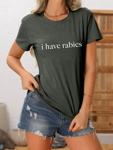 Détail de l'imprimé blanc 'i have rabies' sur un t-shirt gris foncé en coton