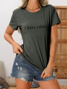 Détail de l'imprimé 'i have rabies' sur un t-shirt gris foncé à col rond en coton