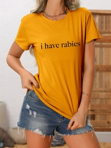 Détail du t-shirt jaune en coton avec imprimé 'i have rabies' et short en jean délavé