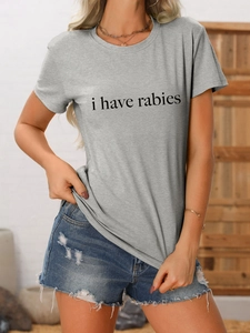 Détail du t-shirt gris en coton avec slogan I Have Rabies et texture de tissu doux