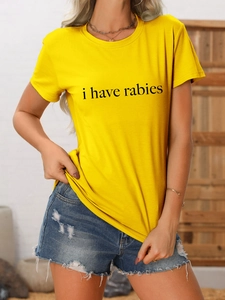 Détail d'un t-shirt en coton jaune avec le slogan i have rabies imprimé en noir