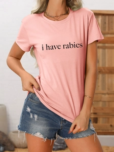 Détail du t-shirt rose à col rond avec texte i have rabies imprimé sur le devant