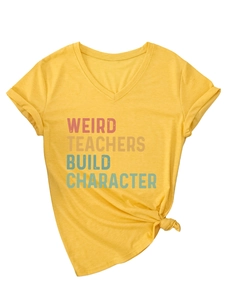 Detail eines gelben V-Ausschnitt T-Shirts mit Spruch und modischem Seitenknoten-Design
