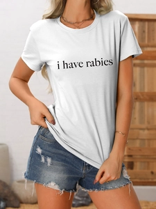 Détail de l'imprimé texte 'i have rabies' noir sur un t-shirt blanc en coton pur