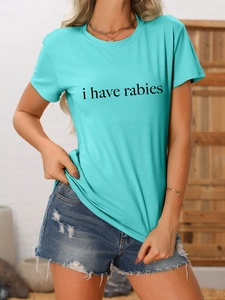 Détail du t-shirt turquoise en coton à col rond avec impression de texte i have rabies