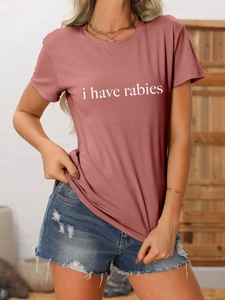 Gros plan d'un t-shirt rose à col rond avec texte i have rabies et short en jean