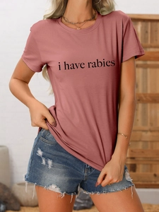 Détail d'un t-shirt mauve avec impression i have rabies et un short en jean bleu
