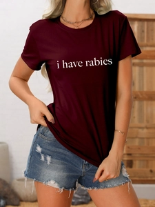 Détail du t-shirt bordeaux à col rond avec lettrage blanc I Have Rabies