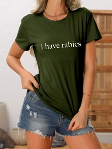 Gros plan sur l'imprimé 'i have rabies' du t-shirt vert foncé à col rond en coton