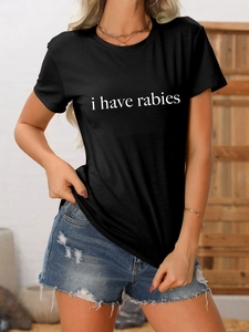 Détail d'un t-shirt noir à col rond avec l'imprimé blanc du slogan I Have Rabies