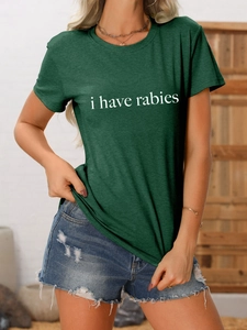 Détail du t-shirt vert avec imprimé 'I have rabies' et short en jean vieilli