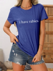 Détail d'un t-shirt bleu marine avec slogan 'i have rabies' et short en jean