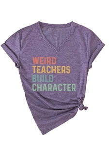 Detail von lila V-Ausschnitt T-Shirt mit Weird Teachers Spruch und modischem Knoten