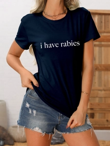 Détail d'un t-shirt en coton bleu marine avec imprimé 'i have rabies' et col rond