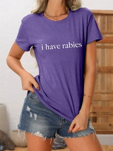 Gros plan d'un t-shirt violet à col rond avec texte i have rabies blanc sur coton doux et souple