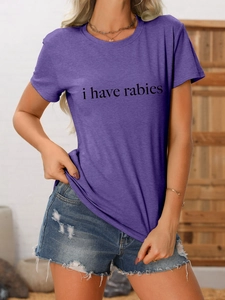 Détail du t-shirt violet avec le slogan I have rabies et un short en jean bleu délavé