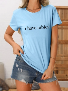 Gros plan de l'imprimé 'i have rabies' sur un T-shirt en coton bleu clair