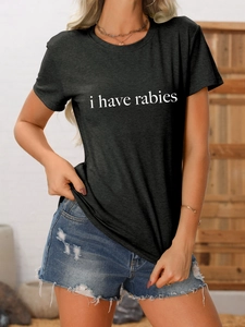 Détail du texte i have rabies sur t-shirt en coton noir avec short en jean bleu