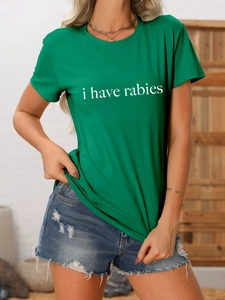 Détail du slogan imprimé i have rabies sur un t-shirt vert en coton à col rond décontracté