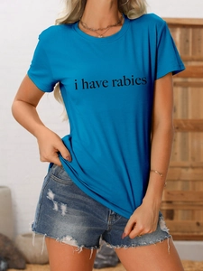 Détail d'un t-shirt bleu en coton avec slogan i have rabies imprimé et col rond classique