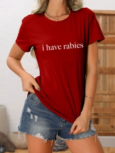 Détail du t-shirt rouge à col rond avec imprimé i have rabies et tissu en coton doux