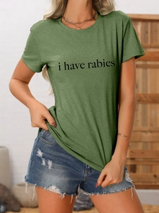 Gros plan sur le t-shirt col rond vert militaire avec texte I Have Rabies imprimé