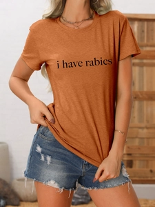 Détail de l'imprimé 'i have rabies' sur un t-shirt à col rond de couleur orange brûlé