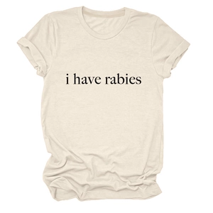 Détail du t-shirt en coton beige avec impression du texte noir i have rabies
