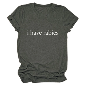 Détail de l'imprimé blanc i have rabies sur le tissu gris chiné du t-shirt en coton
