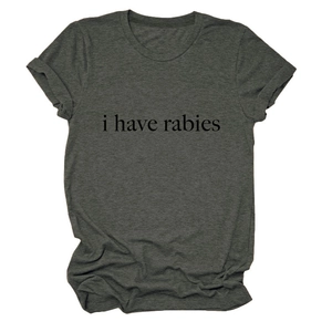 Détail d'un t-shirt gris foncé à col rond avec le slogan I Have Rabies imprimé en noir