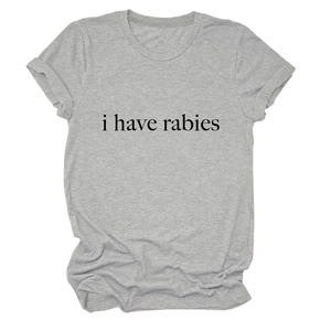 T-shirt gris à col rond posé à plat avec impression i have rabies sur fond uni blanc