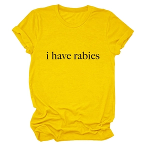 Gros plan d'un t-shirt en coton jaune avec le texte noir i have rabies sur la poitrine
