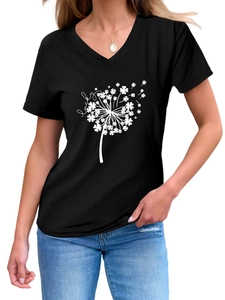 Dettaglio della t-shirt nera con scollo a V, stampa a quadrifoglio e jeans blu
