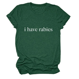 Détails du col et des manches d'un t-shirt vert foncé avec l'imprimé 'i have rabies'