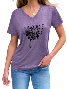 Dettaglio dello scollo a V e della stampa quadrifoglio su t-shirt viola melange