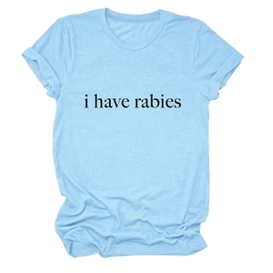 Détail du slogan 'i have rabies' imprimé sur un t-shirt bleu clair à col rond