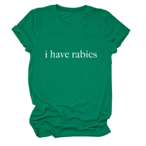 Détail du col rond et de l'imprimé i have rabies sur un t-shirt vert à manches courtes