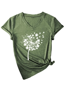 Dettaglio della t-shirt con scollo a V, stampa tarassaco trifoglio e nodo laterale