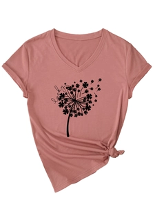 Dettaglio scollo a V e stampa dente di leone lucky su t-shirt malva con nodo laterale