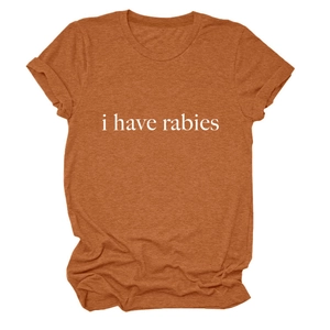 Détail de l'inscription 'i have rabies' sur t-shirt orange rouille à manches roulées