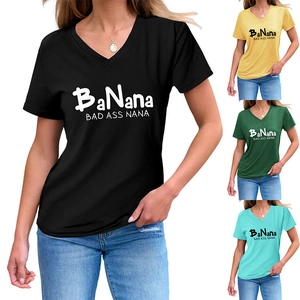 Détail de quatre T-shirts colorés à col en V avec imprimé graphique BaNana BAD ASS NANA