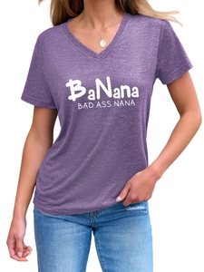 Détail du t-shirt violet à col en V montrant la texture chinée et l'imprimé Banana blanc