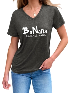 Détail du t-shirt gris col V avec imprimé graphique blanc BaNana Bad Ass Nana