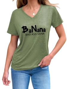 Détail du t-shirt vert chiné à col en V avec impression graphique BaNana pour femme