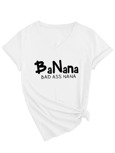Détail du t-shirt blanc col en V avec impression de texte noir BaNana et BAD ASS NANA
