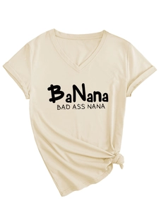 Détail d'un t-shirt en coton col V avec manches retroussées et ourlet noué élégant