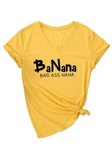 Détail du t-shirt jaune à col en V avec imprimé Bad Ass Nana et nœud sur le côté