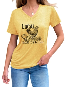 Détail de l'imprimé Local Egg Dealer sur un t-shirt jaune moutarde à col en V