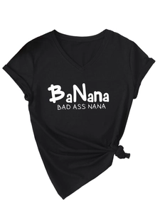 Détail d'un t-shirt à col en V avec imprimé BaNana Bad Ass Nana et ourlet noué stylé